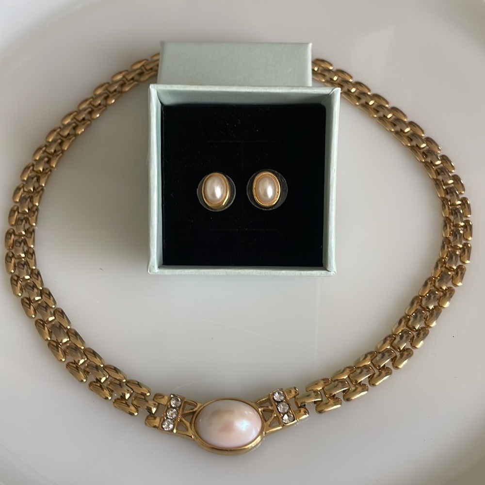 Gold and Pearl Collar Necklace with Matching Earrings. In New Condition.